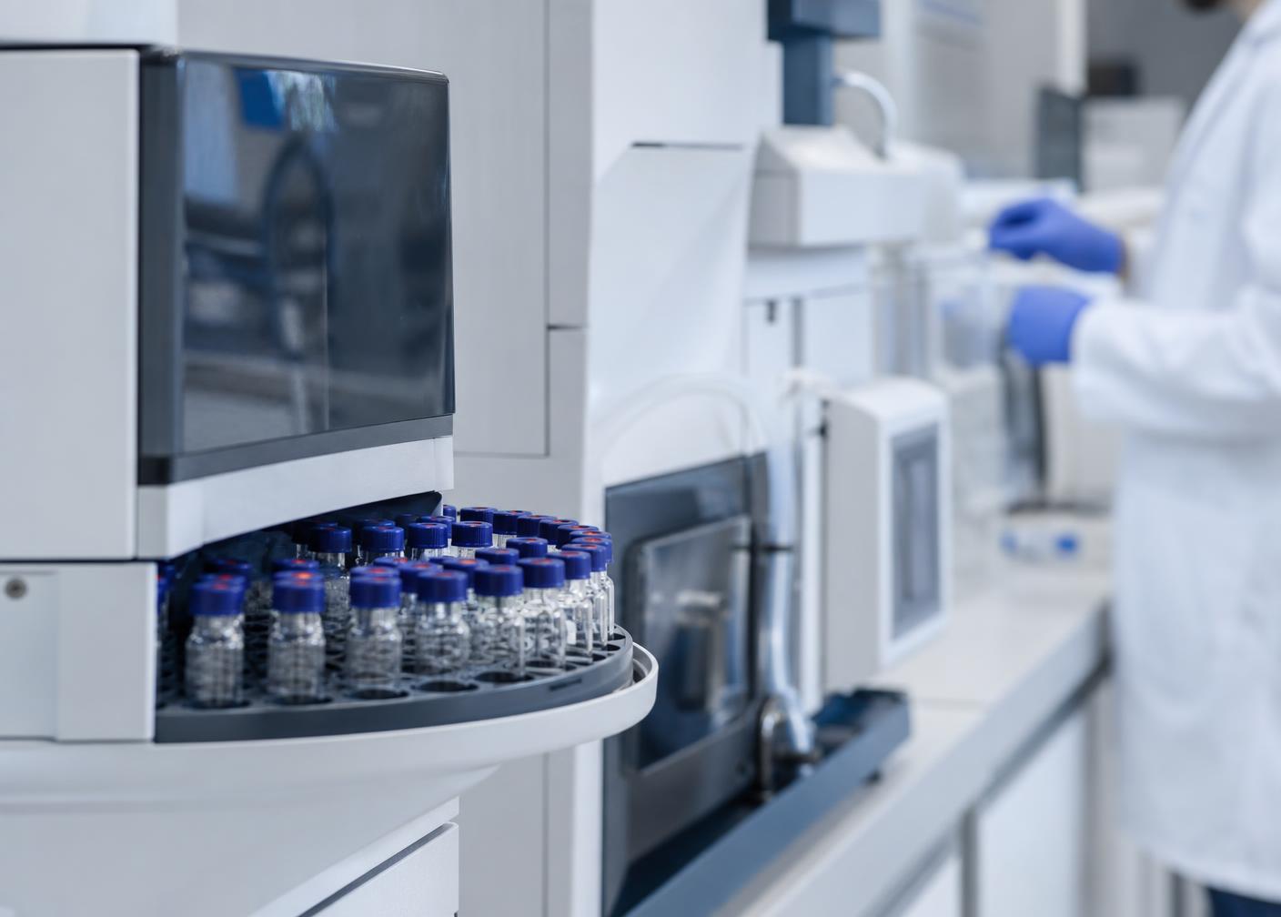 Sistema HPLC en operación dentro del laboratorio